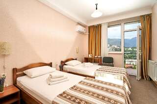 Гостиница Ницца Ялта Стандартный двухместный номер с 1 кроватью или 2 отдельными кроватями и балконом-2