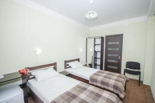Гостиница Ницца Ялта Стандартный двухместный номер с 1 кроватью или 2 отдельными кроватями-9